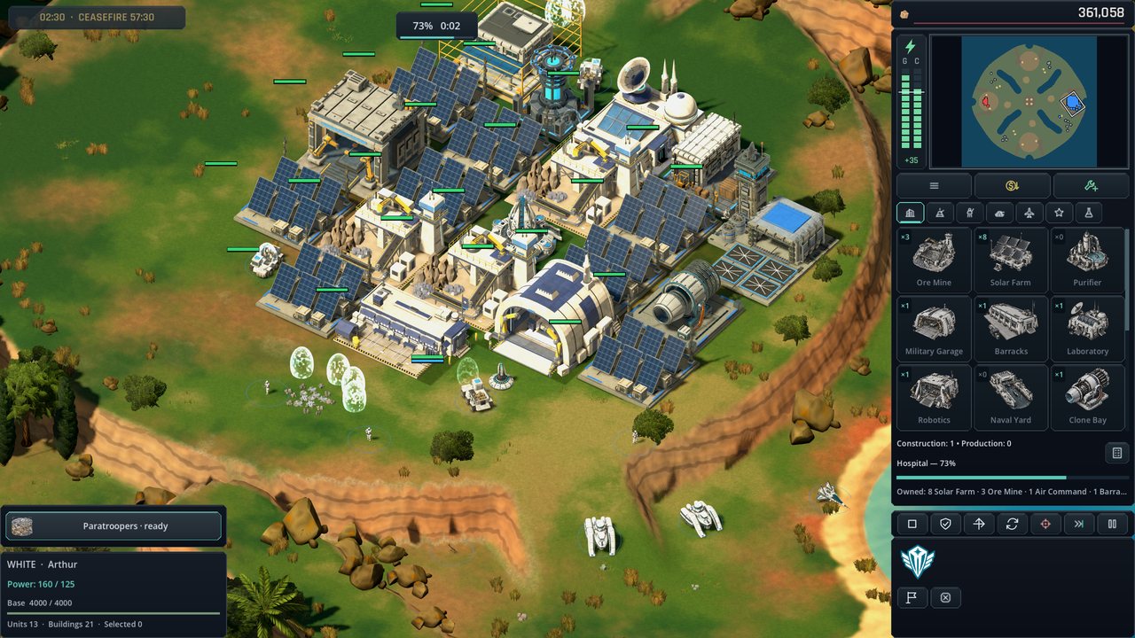 La vera interfaccia di gioco: menu di costruzione, radar e un edificio in costruzione.